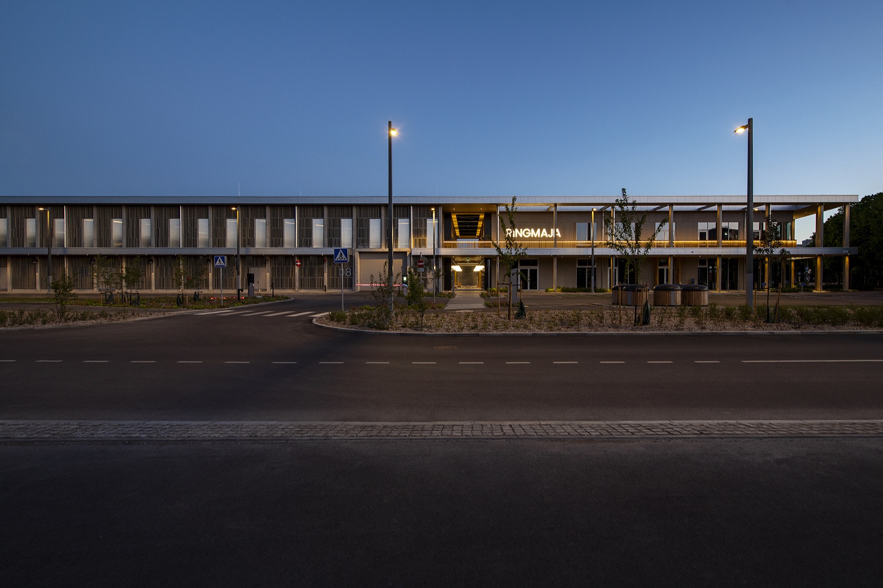Lasnamäe Ringmaja peasissepääs õhtuvalguses