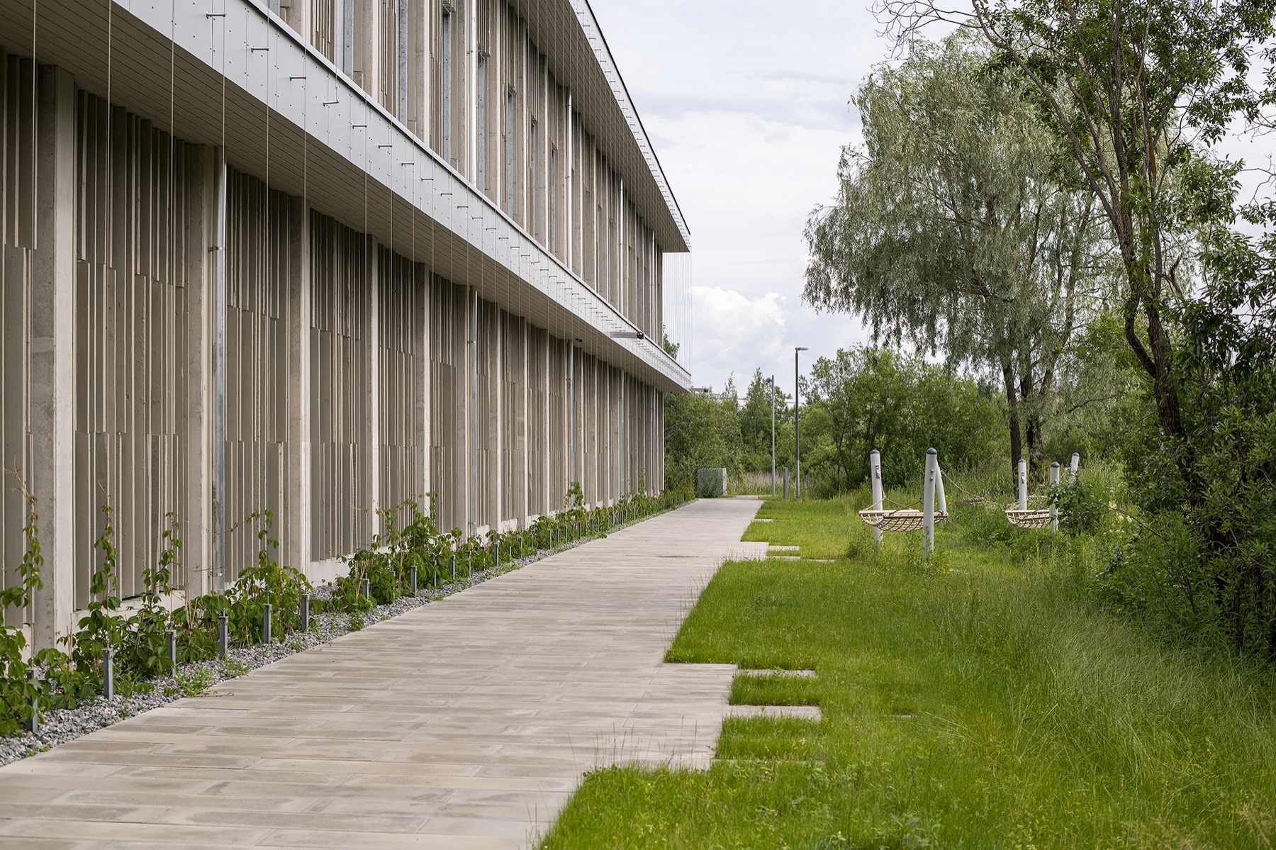 Ringmaja hoone nurgavaade, kollase piirdega välistrepp ja varikatusega terrass
